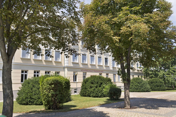 Die Volksschule von außen.