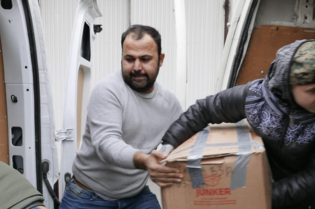 Delshad Bazari beim Ausladen von Kisten