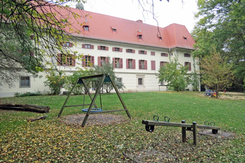 Garten mit Wippe und Schaukeln.