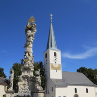 Der Hauptplatz in Traiskirchen mit der Pestsäule und der Nikolauskirche