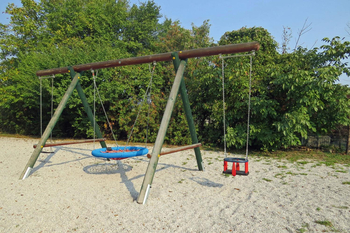 Baby- u. Korbschaukel.