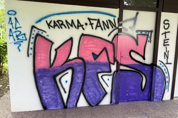 Von der weißen Außenwand der WC-Anlage im aqua splash ist vor lauter Sprühfarbe nicht mehr viel zu sehen