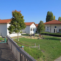 Gebäude vom Garten aus.