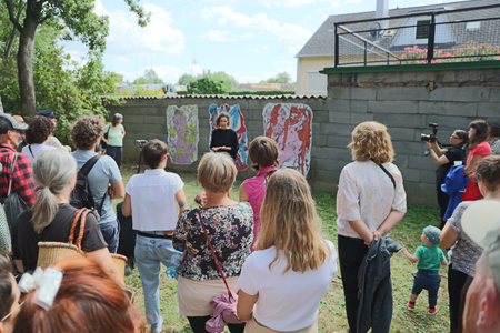 Kuratorin erklärt Kunstwerk © Stadtgemeinde Traiskirchen