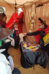 Kinder und Besucher*innen beim Gruselpfad.