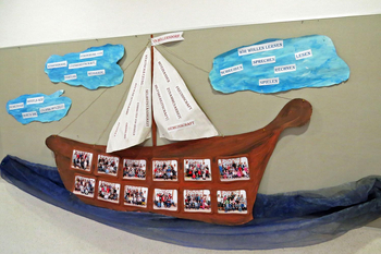 Ein großes gebasteltes Boot an der Wand.