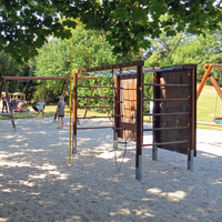 Diverse Spielgeräte.