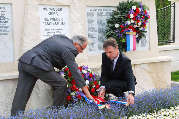 Bürgermeister Andreas Babler und Vizebürgermeister Franz Gartner legen Mahnmal feierlich den Kranz der Stadtgemeinde Traiskirchen nieder.