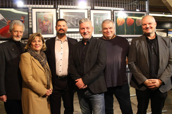 Bei der Ausstellungseröffnung: Helmut Schurgast, STR in Manuela Rommer-Sauerzapf, Obmann Thomas Kaminski, GR Robert Eichinger, Manfred Baumgartner, Thomas Cecon.