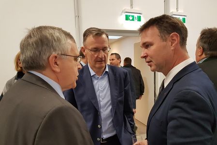 DI Gerhard Fida, Geschäftsführer der Wiener Netze, DI Peter Weinelt, Geschäftsführerstellvertreter der Wiener Stadtwerke und Bürgermeister Andreas Babler.