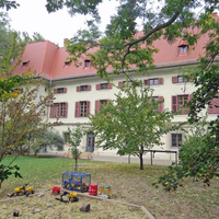 Gebäude vom Garten aus.
