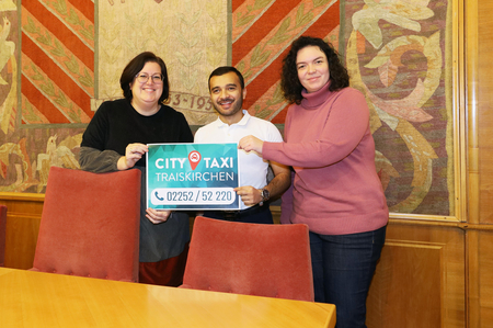 Bgmin Sabrina Divoky, Talha Sajjad (TS Taxi Service) und Julia Gurnhofer, Abteilung Energie, Ökologie & nachhaltige Stadtentwicklung