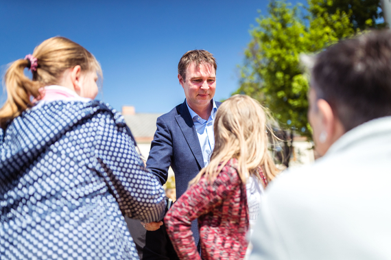 Bgm. Andreas Babler mit Kindern © der FRITZ