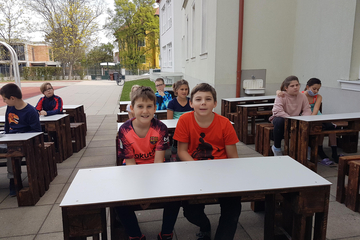 SchülerInnen in einer der Freiluftklassen in Traiskirchen.