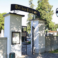 Der Friedhof Tribuswinkel, das Eingangstor.