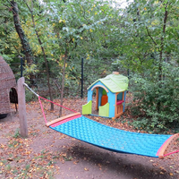 Garten mit Hängematte und Spielhäusern.