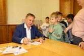 Volksschüler aus Möllersdorf mit Bgm. Andi Babler