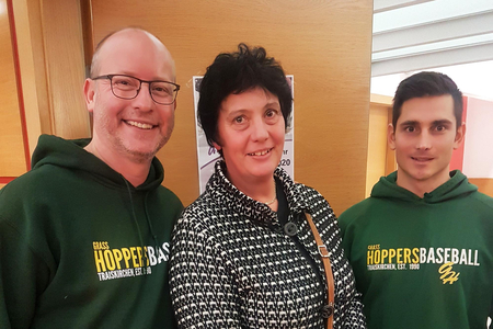 Eine Dame und zwei Herren von den Baseball Grasshoppers.