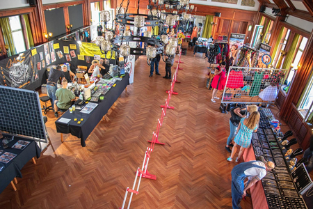 Kammgarnsaal Möllersdorf mit Ausstellern beim Rebel Heart Festival 2020.