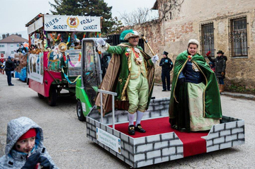 Prinzenpaar auf Festwagen.