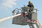 Ein Feuerwehrmann auf der Teleskopmastbühne.