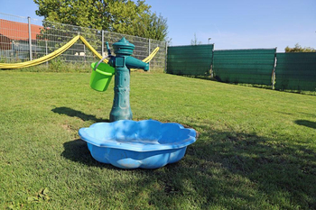 Wasserplatz in der Hundeauslaufzone.