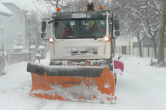 Schneepflug unterwegs in der Stadt © Stadtgemeinde Traiskirchen