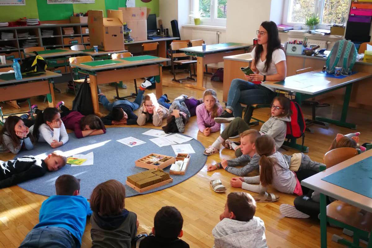 Volksschüler besuchen Ziegenpeter im Garten der Begegnung