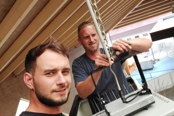 Um die Montage kümmert sich die Elektriker vom Bauhof: Philipp Tod und Thomas Hackl.