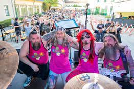 Vier Künstler mit Publikum im Hintergrund beim Rebel Heart-Festival 2020 in Traiskirchen.