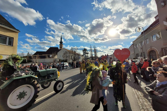 Der Faschingsumzug 2023 fand bei strahlendem Sonnenschein statt und wurde von vielen Menschen in Kostümen besucht