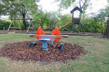 Garten mit diversen Spielgeräten.
