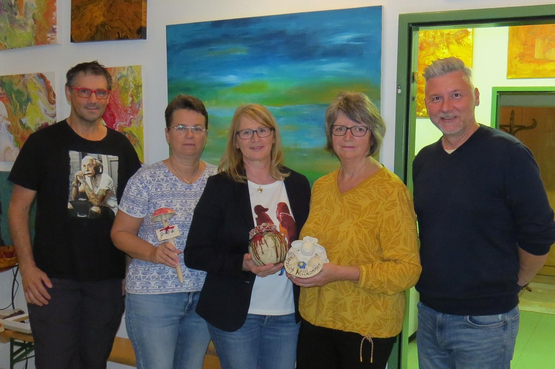 STR Mag. Norbert Ciperle, Ortsvorsteherin von Wienersdorf GR Alexandra Kropf, GR Christa Majnek und GR Robert Eichinger zu Besuch bei Heidi Winter im Kunstkeller in Wienersdorf.