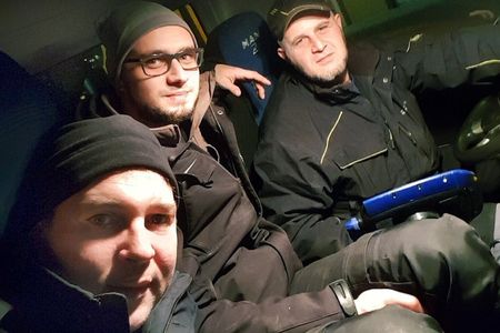 Zwei Mann vom Winterdienst mit Bgm. Andi Babler.