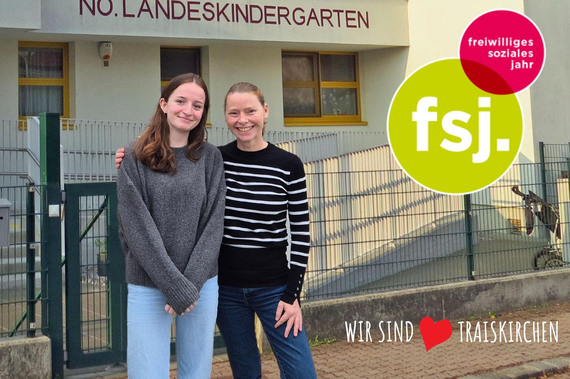 Valentina vor dem Kindergarten