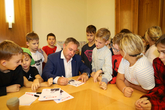 Volksschüler aus Möllersdorf mit Bgm. Andi Babler
