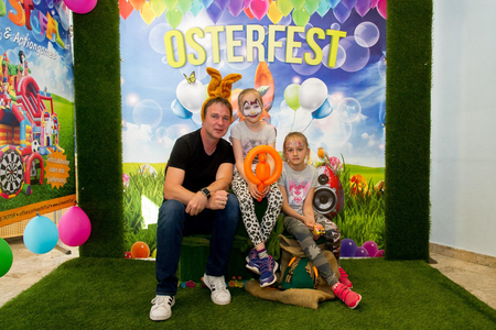 Bgm. Andreas Babler als Osterhase mit zwei Besucherinnen.