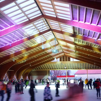 Menschen auf der Eisfläche bei der Eisdisco.