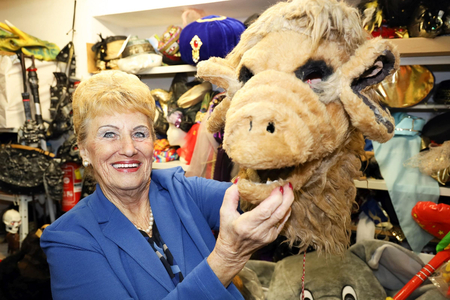 Carla Dögl mit einem Alf-Kostüm