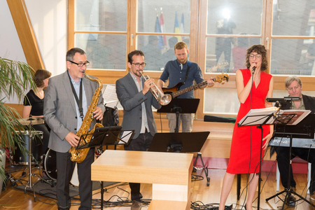 Band mit Sängerin beim Auftritt.