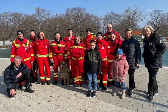 STR Sandra Akranidis-Knotzer, Mitarbeiter:innen des aqua splash und die Mitglieder der Rettungshundestaffel mit ihren Hunden