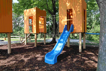 Kletterturm mit Rutsche