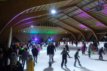 Besucher der Eisdisco in Traiskirchen.