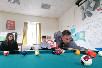 Bgm Andreas Babler beim Billard-Turnier