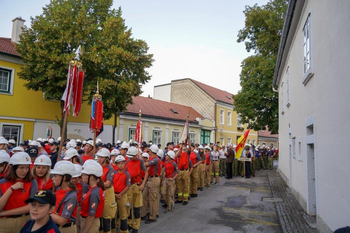 Die Gruppen vor dem Einzug zur Eröffnungsfeier am Hauptplatz © Daniel Bartmann