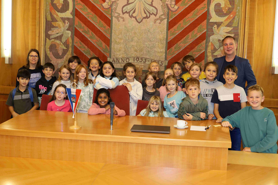 Volksschüler mit Bürgermeister Andi Babler