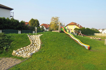 Rutsche und Wasserspielplatz.