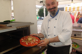 Handgemachte Pizza am italienischen Markt in Traiskirchen.