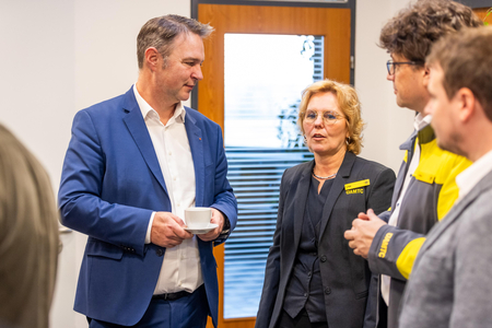 Stadtchef Andreas Babler und Schalterdienstverantwortliche Silvia Poik