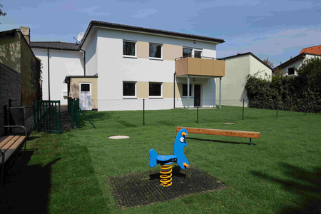 Die neue Wohnhausanlage mit dem Spielplatz im Vordergrund